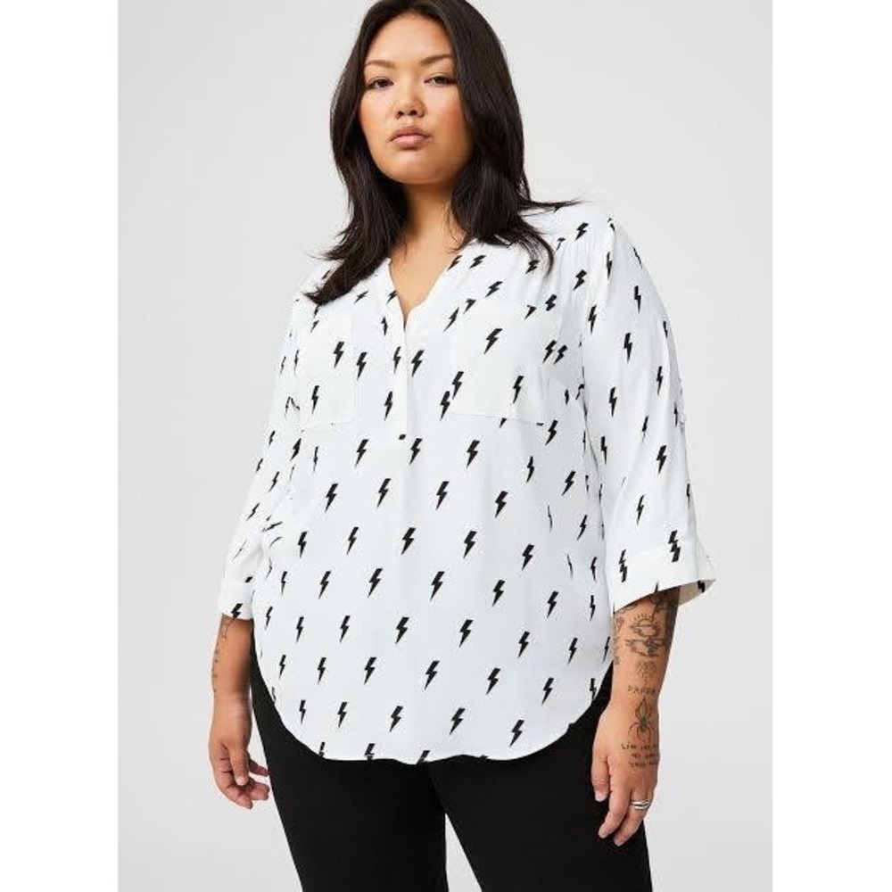 Torrid‎ Harper Blouse Womens 1 White Excellent Lightning Bolt Roll Tab Sleeve